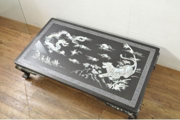 アジアンビンテージ　韓国製　高級品!!　ガラス天板付き　螺鈿(ラデン)細工の龍と虎の図が目を惹く座卓(ローテーブル、センターテーブル、リビングテーブル、ヴィンテージ)(R-078087)