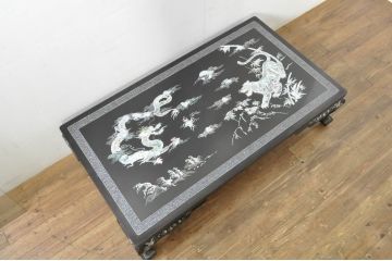 アジアンビンテージ　韓国製　高級品!!　ガラス天板付き　螺鈿(ラデン)細工の龍と虎の図が目を惹く座卓(ローテーブル、センターテーブル、リビングテーブル、ヴィンテージ)(R-078087)