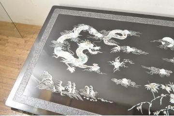 アジアンビンテージ　韓国製　高級品!!　ガラス天板付き　螺鈿(ラデン)細工の龍と虎の図が目を惹く座卓(ローテーブル、センターテーブル、リビングテーブル、ヴィンテージ)(R-078087)