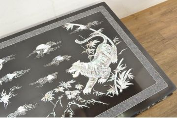 アジアンビンテージ　韓国製　高級品!!　ガラス天板付き　螺鈿(ラデン)細工の龍と虎の図が目を惹く座卓(ローテーブル、センターテーブル、リビングテーブル、ヴィンテージ)(R-078087)