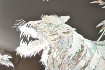 アジアンビンテージ　韓国製　高級品!!　ガラス天板付き　螺鈿(ラデン)細工の龍と虎の図が目を惹く座卓(ローテーブル、センターテーブル、リビングテーブル、ヴィンテージ)(R-078087)