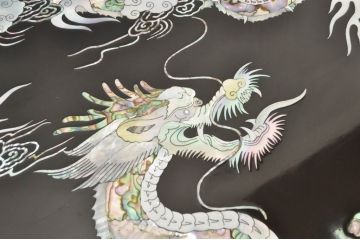 アジアンビンテージ　韓国製　高級品!!　ガラス天板付き　螺鈿(ラデン)細工の龍と虎の図が目を惹く座卓(ローテーブル、センターテーブル、リビングテーブル、ヴィンテージ)(R-078087)