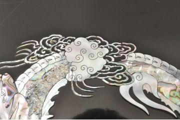 アジアンビンテージ　韓国製　高級品!!　ガラス天板付き　螺鈿(ラデン)細工の龍と虎の図が目を惹く座卓(ローテーブル、センターテーブル、リビングテーブル、ヴィンテージ)(R-078087)