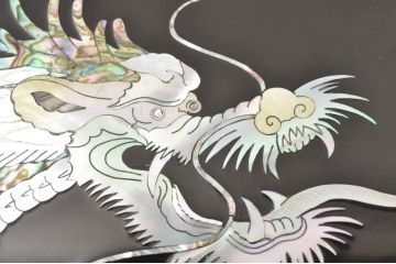 アジアンビンテージ　韓国製　高級品!!　ガラス天板付き　螺鈿(ラデン)細工の龍と虎の図が目を惹く座卓(ローテーブル、センターテーブル、リビングテーブル、ヴィンテージ)(R-078087)