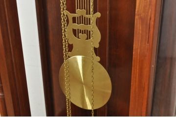 中古　美品　花梨(カリン)材　細やかな装飾が美しいホールクロック(時計台、振り子時計、分銅式、振り子付き)(R-078089)