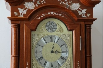 中古　美品　花梨(カリン)材　細やかな装飾が美しいホールクロック　(R-078089)
