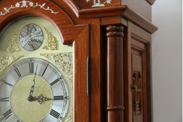 中古　美品　花梨(カリン)材　細やかな装飾が美しいホールクロック　(R-078089)