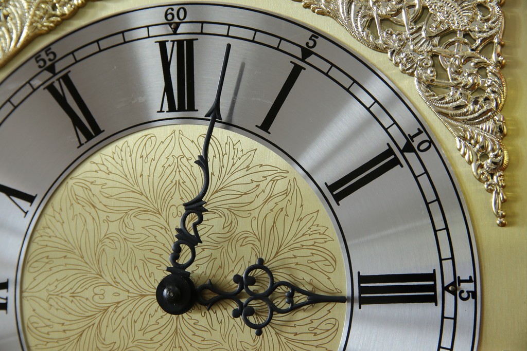 中古　美品　花梨(カリン)材　細やかな装飾が美しいホールクロック　(R-078089)