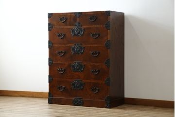 中古　岩谷堂箪笥　動きのある木目と存在感のある金具が魅力的な衣装箪笥(収納タンス、和箪笥、整理箪笥、引き出し)(R-078091)