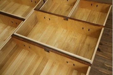 中古　岩谷堂箪笥　動きのある木目と存在感のある金具が魅力的な衣装箪笥(収納タンス、和箪笥、整理箪笥、引き出し)(R-078091)