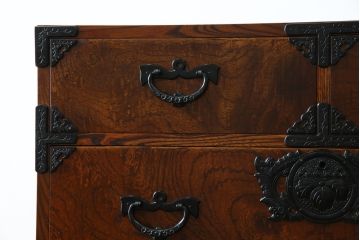 中古　岩谷堂箪笥　動きのある木目と存在感のある金具が魅力的な衣装箪笥(収納タンス、和箪笥、整理箪笥、引き出し)(R-078091)