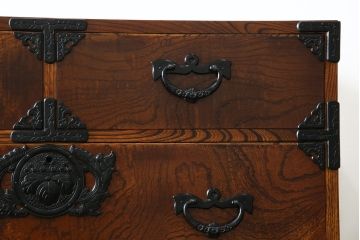 中古　岩谷堂箪笥　動きのある木目と存在感のある金具が魅力的な衣装箪笥(収納タンス、和箪笥、整理箪笥、引き出し)(R-078091)