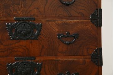中古　岩谷堂箪笥　動きのある木目と存在感のある金具が魅力的な衣装箪笥(収納タンス、和箪笥、整理箪笥、引き出し)(R-078091)