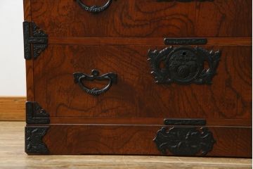中古　岩谷堂箪笥　動きのある木目と存在感のある金具が魅力的な衣装箪笥(収納タンス、和箪笥、整理箪笥、引き出し)(R-078091)