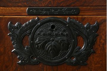 中古　岩谷堂箪笥　動きのある木目と存在感のある金具が魅力的な衣装箪笥(収納タンス、和箪笥、整理箪笥、引き出し)(R-078091)