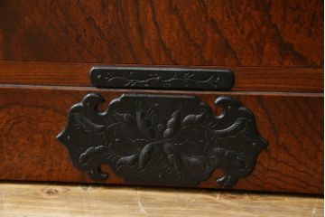中古　岩谷堂箪笥　動きのある木目と存在感のある金具が魅力的な衣装箪笥(収納タンス、和箪笥、整理箪笥、引き出し)(R-078091)