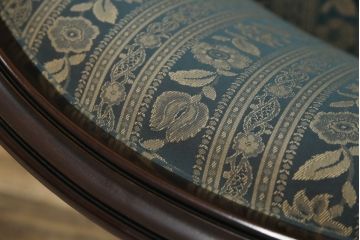 中古　maruni(マルニ木工)　KENT-COURT(ケントコート)　随所に施された上品な意匠が魅力的な二人掛けソファ(2P、2人掛け、ラブソファ、アームソファ)(R-078094)
