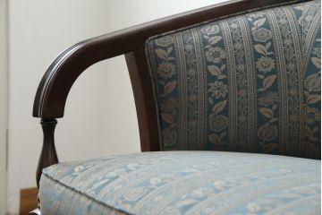 中古　maruni(マルニ木工)　KENT-COURT(ケントコート)　随所に施された上品な意匠が魅力的な二人掛けソファ(2P、2人掛け、ラブソファ、アームソファ)(R-078094)