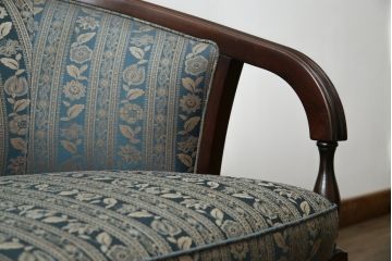 中古　maruni(マルニ木工)　KENT-COURT(ケントコート)　随所に施された上品な意匠が魅力的な二人掛けソファ(2P、2人掛け、ラブソファ、アームソファ)(R-078094)