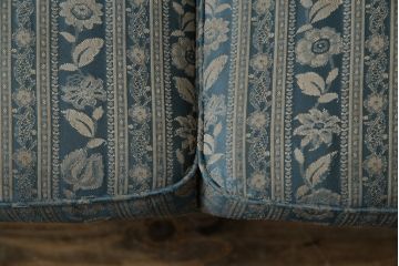 中古　maruni(マルニ木工)　KENT-COURT(ケントコート)　随所に施された上品な意匠が魅力的な二人掛けソファ(2P、2人掛け、ラブソファ、アームソファ)(R-078094)