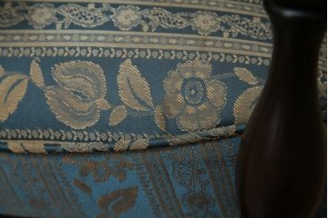 中古　maruni(マルニ木工)　KENT-COURT(ケントコート)　随所に施された上品な意匠が魅力的な二人掛けソファ(2P、2人掛け、ラブソファ、アームソファ)(R-078094)