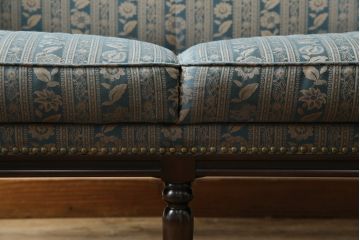 中古　maruni(マルニ木工)　KENT-COURT(ケントコート)　随所に施された上品な意匠が魅力的な二人掛けソファ(2P、2人掛け、ラブソファ、アームソファ)(R-078094)