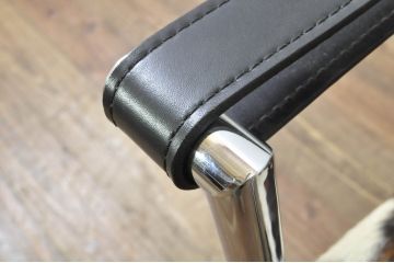 中古　Cassina(カッシーナ)　ル・コルビュジエ(Le Corbusier)　ピエール・ジャンヌレ(Pierre Jeanneret) シャルロット・ペリアン(Charlotte Perriand)　LC1　個性が光る!ワンランク上の空間づくりにおすすめなスリングチェア(バスキュランチェア、アームチェア、椅子、イス)(定価605,000円)(R-078097)