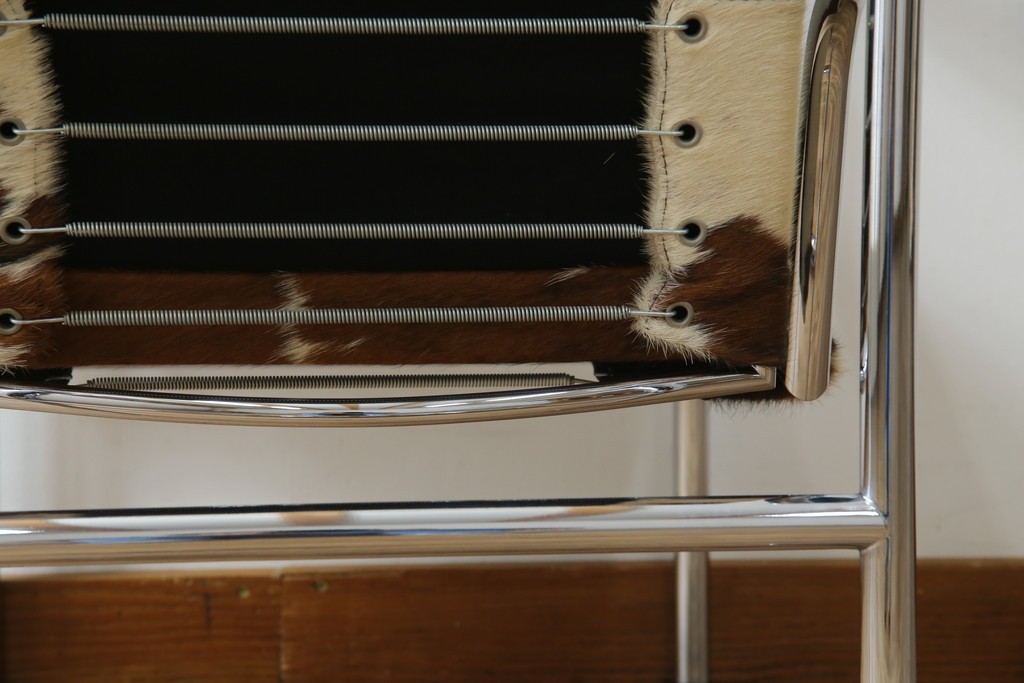 中古　Cassina(カッシーナ)　ル・コルビュジエ(Le Corbusier)　ピエール・ジャンヌレ(Pierre Jeanneret) シャルロット・ペリアン(Charlotte Perriand)　LC1　個性が光る!ワンランク上の空間づくりにおすすめなスリングチェア　定価605,000円相当　(R-078097)