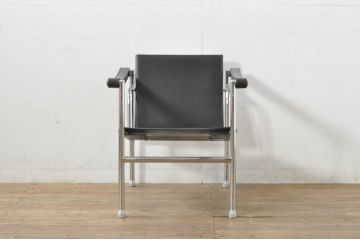 中古　リプロダクト品　ル・コルビュジエ(Le Corbusier)　LC1　本革　スタイリッシュなデザインが目を引くスリングチェア(アームチェア、バスキュランチェア、椅子、イス、レザー、Cassina、カッシーナ)(R-078098)