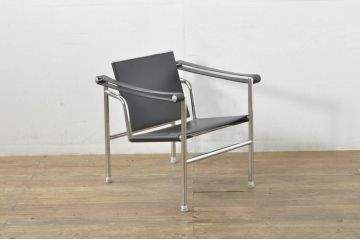 中古　リプロダクト品　ル・コルビュジエ(Le Corbusier)　LC1　本革　スタイリッシュなデザインが目を引くスリングチェア(アームチェア、バスキュランチェア、椅子、イス、レザー、Cassina、カッシーナ)(R-078098)