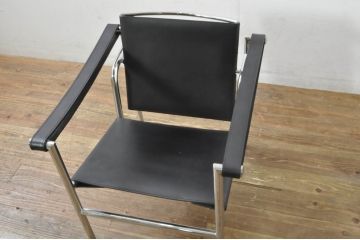 中古　リプロダクト品　ル・コルビュジエ(Le Corbusier)　LC1　本革　スタイリッシュなデザインが目を引くスリングチェア(アームチェア、バスキュランチェア、椅子、イス、レザー、Cassina、カッシーナ)(R-078098)