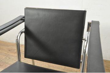 中古　リプロダクト品　ル・コルビュジエ(Le Corbusier)　LC1　本革　スタイリッシュなデザインが目を引くスリングチェア(アームチェア、バスキュランチェア、椅子、イス、レザー、Cassina、カッシーナ)(R-078098)