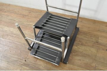 中古　リプロダクト品　ル・コルビュジエ(Le Corbusier)　LC1　本革　スタイリッシュなデザインが目を引くスリングチェア(アームチェア、バスキュランチェア、椅子、イス、レザー、Cassina、カッシーナ)(R-078098)