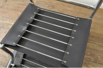 中古　リプロダクト品　ル・コルビュジエ(Le Corbusier)　LC1　本革　スタイリッシュなデザインが目を引くスリングチェア(アームチェア、バスキュランチェア、椅子、イス、レザー、Cassina、カッシーナ)(R-078098)