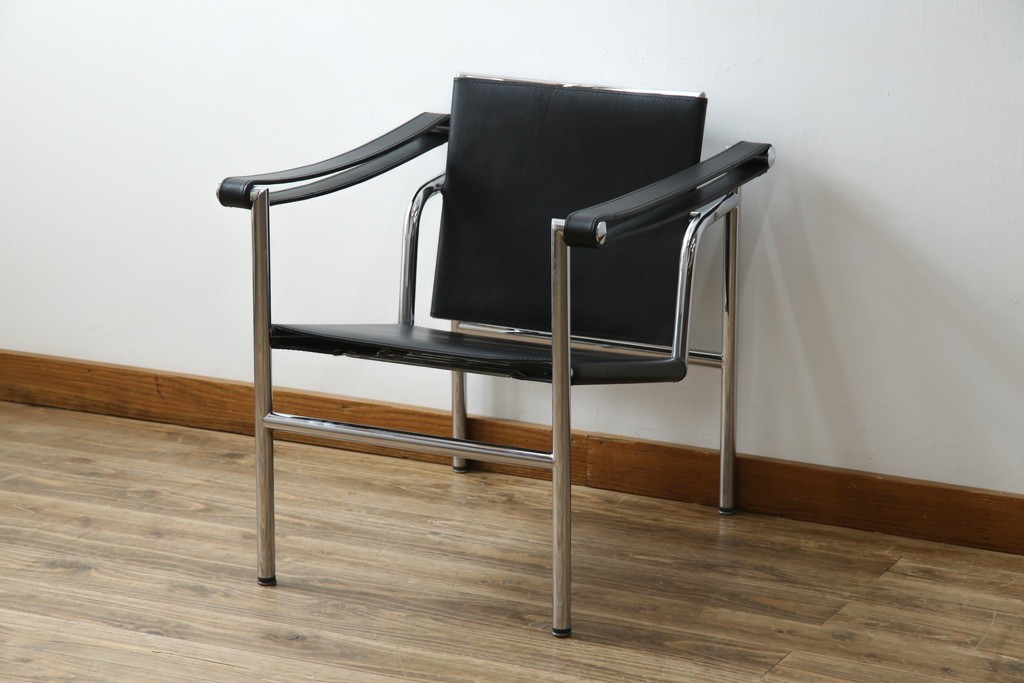 中古　リプロダクト品　ル・コルビュジエ(Le Corbusier)　LC1　本革　スタイリッシュなデザインが目を引くスリングチェア(アームチェア、バスキュランチェア、椅子、イス、レザー、Cassina、カッシーナ)(R-078098)