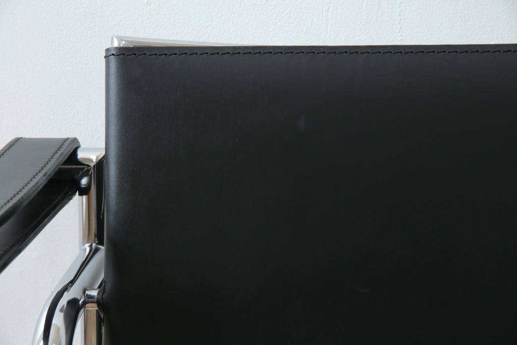 中古　リプロダクト品　ル・コルビュジエ(Le Corbusier)　LC1　本革　スタイリッシュなデザインが目を引くスリングチェア(アームチェア、バスキュランチェア、椅子、イス、レザー、Cassina、カッシーナ)(R-078098)