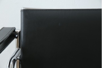 中古　リプロダクト品　ル・コルビュジエ(Le Corbusier)　LC1　本革　スタイリッシュなデザインが目を引くスリングチェア(アームチェア、バスキュランチェア、椅子、イス、レザー、Cassina、カッシーナ)(R-078098)