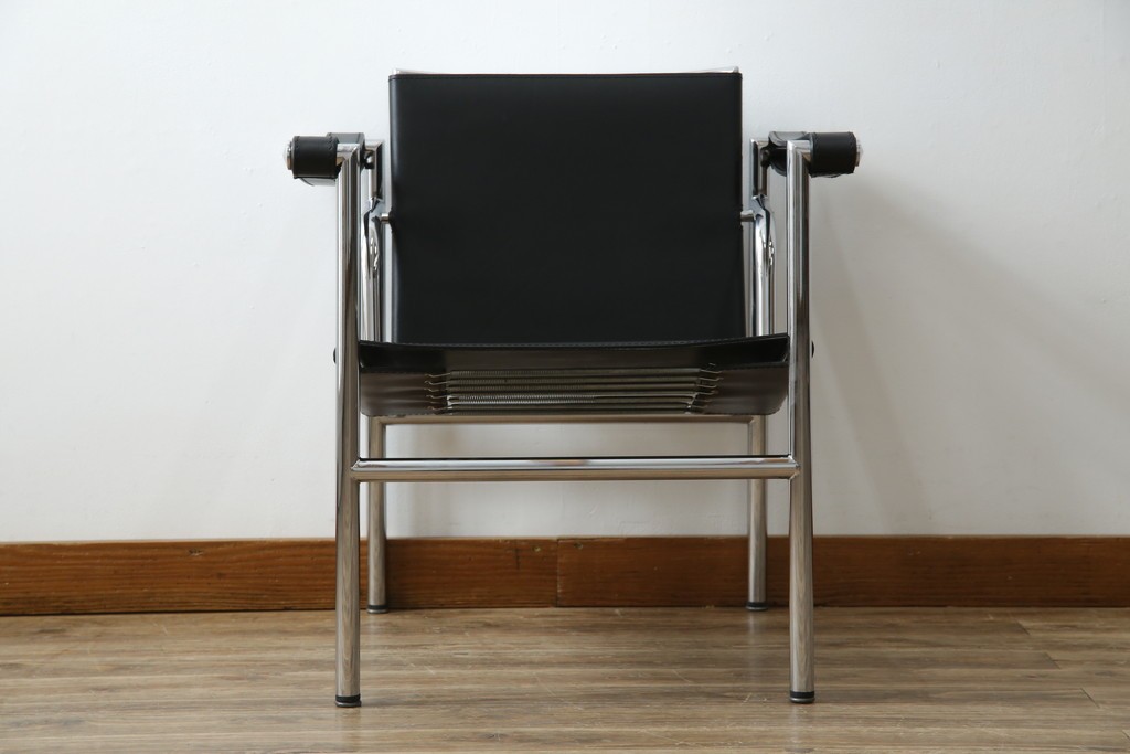 中古　リプロダクト品　ル・コルビュジエ(Le Corbusier)　LC1　本革　スタイリッシュなデザインが目を引くスリングチェア(アームチェア、バスキュランチェア、椅子、イス、レザー、Cassina、カッシーナ)(R-078098)
