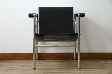 中古　リプロダクト品　ル・コルビュジエ(Le Corbusier)　LC1　本革　スタイリッシュなデザインが目を引くスリングチェア(アームチェア、バスキュランチェア、椅子、イス、レザー、Cassina、カッシーナ)(R-078098)