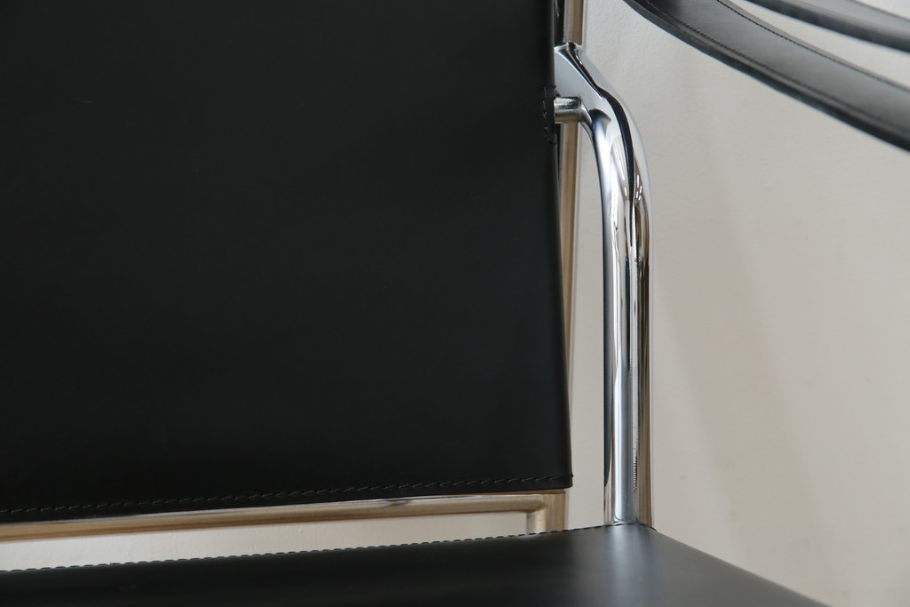 中古　リプロダクト品　ル・コルビュジエ(Le Corbusier)　LC1　本革　スタイリッシュなデザインが目を引くスリングチェア(アームチェア、バスキュランチェア、椅子、イス、レザー、Cassina、カッシーナ)(R-078098)