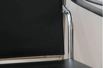 中古　リプロダクト品　ル・コルビュジエ(Le Corbusier)　LC1　本革　スタイリッシュなデザインが目を引くスリングチェア(アームチェア、バスキュランチェア、椅子、イス、レザー、Cassina、カッシーナ)(R-078098)