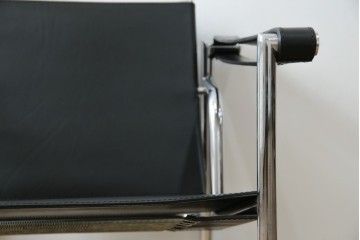 中古　リプロダクト品　ル・コルビュジエ(Le Corbusier)　LC1　本革　スタイリッシュなデザインが目を引くスリングチェア(アームチェア、バスキュランチェア、椅子、イス、レザー、Cassina、カッシーナ)(R-078098)