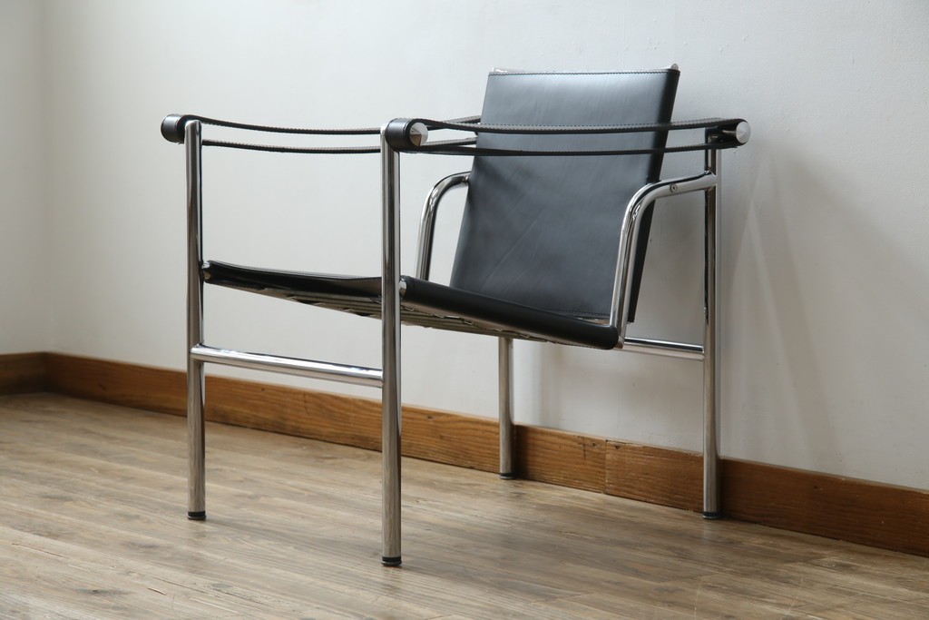 中古　リプロダクト品　ル・コルビュジエ(Le Corbusier)　LC1　本革　スタイリッシュなデザインが目を引くスリングチェア(アームチェア、バスキュランチェア、椅子、イス、レザー、Cassina、カッシーナ)(R-078098)