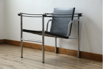 中古　リプロダクト品　ル・コルビュジエ(Le Corbusier)　LC1　本革　スタイリッシュなデザインが目を引くスリングチェア(アームチェア、バスキュランチェア、椅子、イス、レザー、Cassina、カッシーナ)(R-078098)