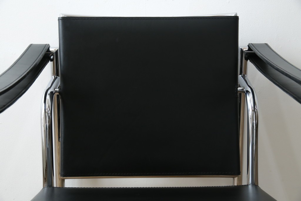 中古　リプロダクト品　ル・コルビュジエ(Le Corbusier)　LC1　本革　スタイリッシュなデザインが目を引くスリングチェア(アームチェア、バスキュランチェア、椅子、イス、レザー、Cassina、カッシーナ)(R-078098)