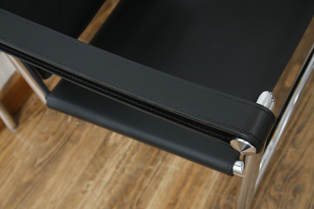 中古　リプロダクト品　ル・コルビュジエ(Le Corbusier)　LC1　本革　スタイリッシュなデザインが目を引くスリングチェア(アームチェア、バスキュランチェア、椅子、イス、レザー、Cassina、カッシーナ)(R-078098)