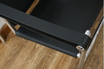 中古　リプロダクト品　ル・コルビュジエ(Le Corbusier)　LC1　本革　スタイリッシュなデザインが目を引くスリングチェア(アームチェア、バスキュランチェア、椅子、イス、レザー、Cassina、カッシーナ)(R-078098)