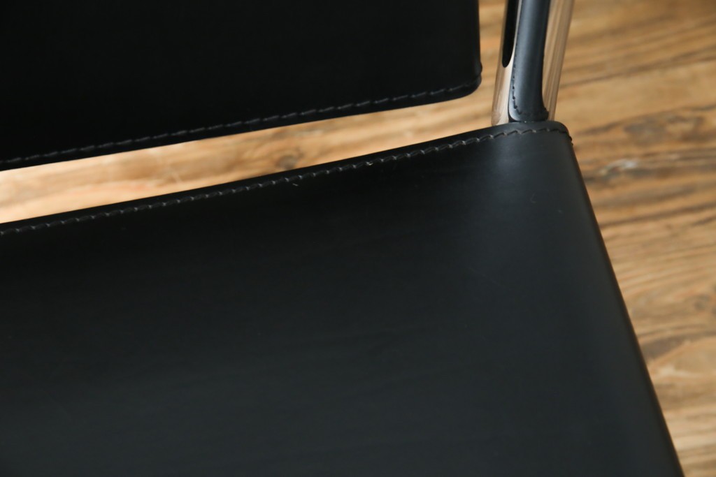 中古　リプロダクト品　ル・コルビュジエ(Le Corbusier)　LC1　本革　スタイリッシュなデザインが目を引くスリングチェア(アームチェア、バスキュランチェア、椅子、イス、レザー、Cassina、カッシーナ)(R-078098)