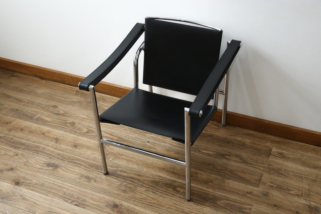 中古　リプロダクト品　ル・コルビュジエ(Le Corbusier)　LC1　本革　スタイリッシュなデザインが目を引くスリングチェア(アームチェア、バスキュランチェア、椅子、イス、レザー、Cassina、カッシーナ)(R-078098)