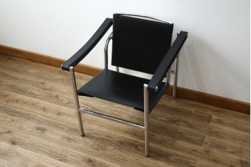 中古　リプロダクト品　ル・コルビュジエ(Le Corbusier)　LC1　本革　スタイリッシュなデザインが目を引くスリングチェア(アームチェア、バスキュランチェア、椅子、イス、レザー、Cassina、カッシーナ)(R-078098)
